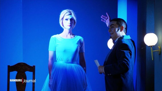 Szene aus der Premiere "Faust": "Gretchen" steht steif neben "Mephisto". © Screenshot 