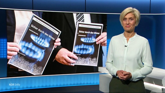 Susanne Stichler moderiert NDR Info am 10.10.2022 um 21:45 Uhr. © Screenshot 