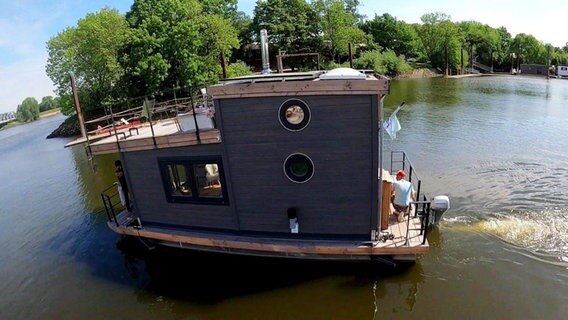 Ein Hausboot im Wasser. © Screenshot 