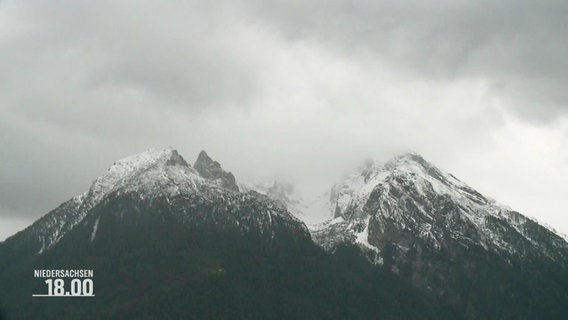 Schneebedeckte Berggipfel der Alpen bei schlechtem Wetter. © Screenshot 