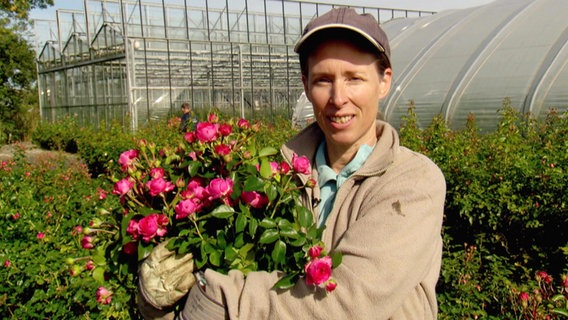 Rosenzüchterin Merle Klühn mit ihren Pflanzen. © Screenshot 