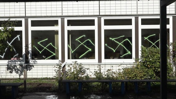 Auf die Fenster  einer Schule wurden Hakenkreuze gesprüht. © Screenshot 