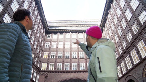 Student Florian zeigt Martin das Chilehaus in der Hamburger Altstadt. © Screenshot 