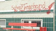 Ein Graffiti in roter Schrift: "Scheiß Treuehand Ihr habt uns verraten!" © Screenshot 