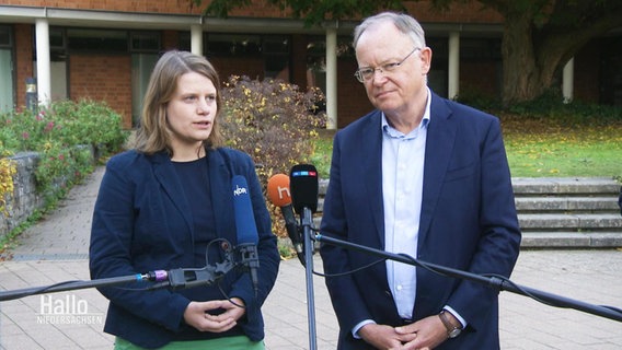 Die Politikerinnen Weil und Hamburg bei einer Presseerklärung. © Screenshot 