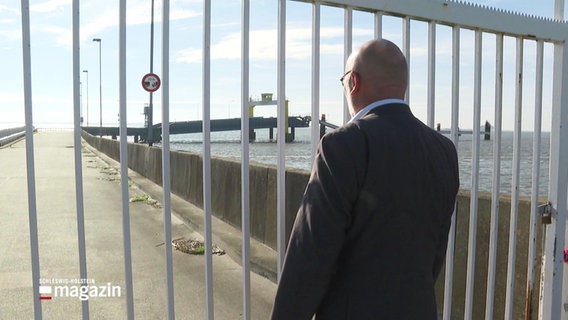 Bürgermeister aus Brunsbüttel blickt auf die verlassene Fähre. © Screenshot 