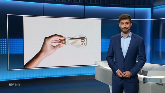 Daniel Anibal Bröckerhoff moderiert NDR Info 21:45. © Screenshot 