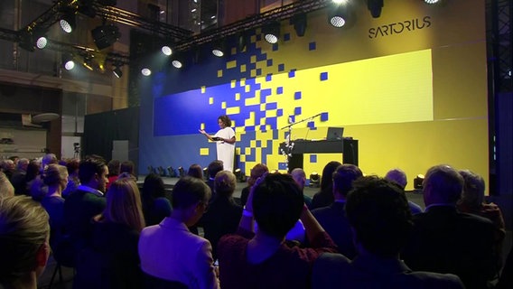 Die Bühne bei der Verleihung des NDR Sachbuchpreises 2022 in Göttingen. © Screenshot 