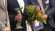 Denis Kliewer hält seinen Rufer Medienpreis © Screenshot 