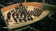 Das Elbphilharmonie Orchester spielt in der Elbphilharmonie. © Screenshot 