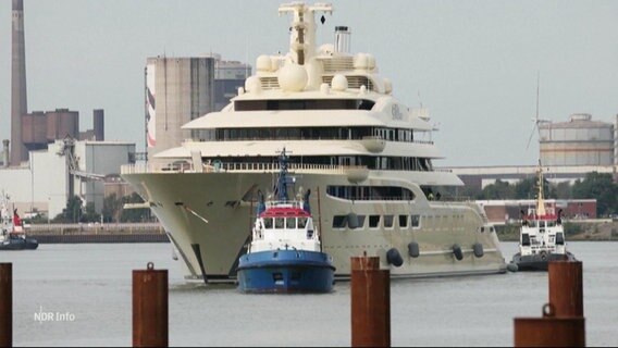 Eine Yacht des Oligarchen Usmanow im Hamburger Hafen. © Screenshot 