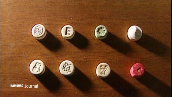 Acht Tabletten mit unterschiedlichem Aufdruck liegen auf einem Tisch. © Screenshot 