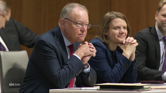 Niedersachsens Ministerpräsident Stephan Weil (SPD) und Kultusministerin Julia Hamburg (Grüne) sitzen an einem Tisch. © Screenshot 