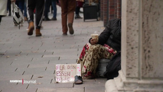 Eine obdachlose Person in der Fußgängerzone. © Screenshot 