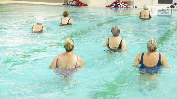 Eine Gruppe von Frauen beim Wassersport © Screenshot 