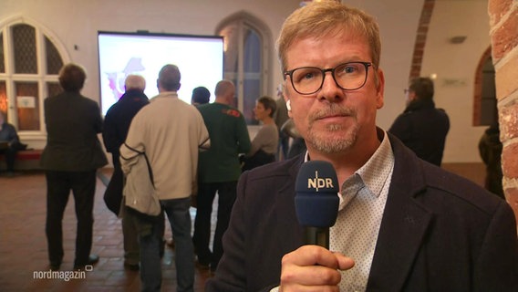 Reporter David Pilgrim berichtet aus Rostock. © Screenshot 