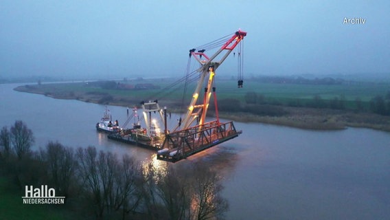 Ein Schiff transportiert eine Brücke über einen Fluss. © Screenshot 