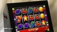 Symbole auf dem Bildschirm eines Glücksspiel-Automats © Screenshot 
