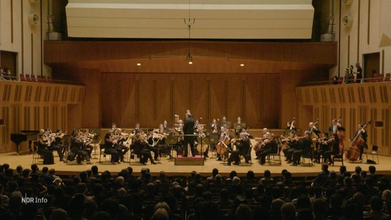 Ein Orchester spielt in einer Konzerthalle. © Screenshot 