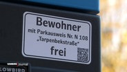 Eine Parkplatzkennzeichnung für einen Bewohnerparkplatz ist zu sehen. © Screenshot 