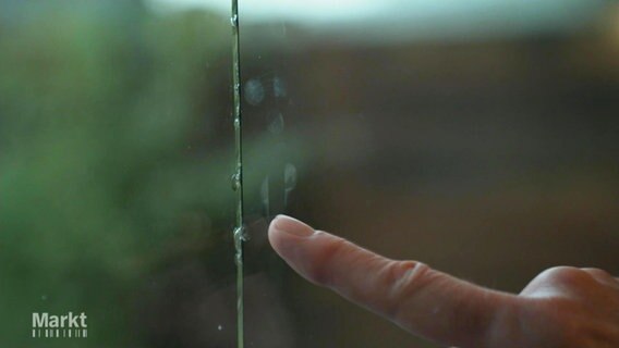 Nahaufnhame eines Riss in einer Fensterscheibe. © Screenshot 