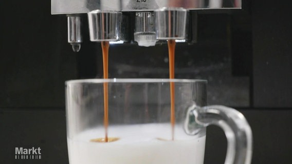 Nahaufnahme einer Espressomaschine. © Screenshot 