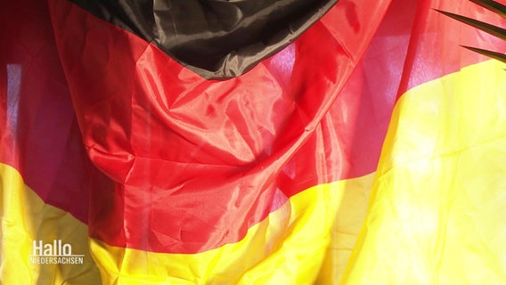 Eine bildfüllende Aufnahme einer Deutschlandflagge. © Screenshot 