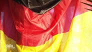 Eine bildfüllende Aufnahme einer Deutschlandflagge. © Screenshot 