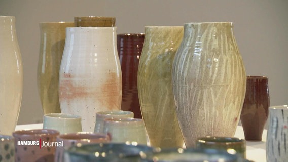 Kunstvoll produzierte Vasen. © Screenshot 