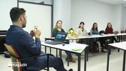 Ein Seminar mit einem Referenten und mehreren Zuhörerinnen. © Screenshot 