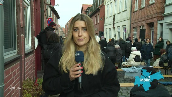 Die Reporterin Lilli Michaelsen berichtet aus Mölln. © Screenshot 