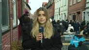 Die Reporterin Lilli Michaelsen berichtet aus Mölln. © Screenshot 