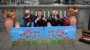 Tobi Schlegl mit zwei Hamburger Bürgern ohne Obdach. © NDR 