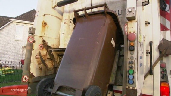 Eine Biomülltonne auf einem Müllwagen. © Screenshot 