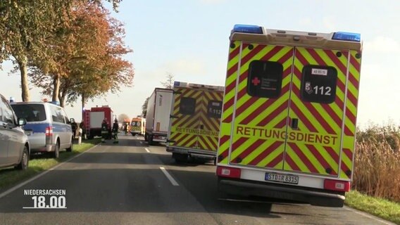 Mehrere Polizei-, Feuerwehr- und Rettungswagen stehen an einer Straße. © Screenshot 