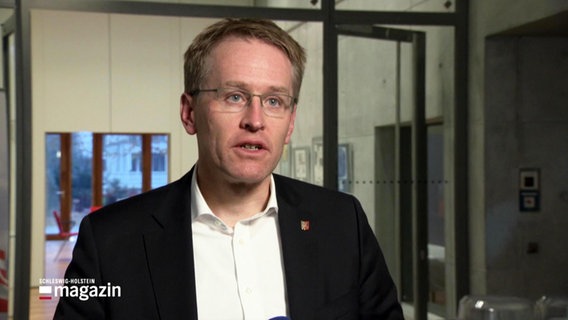 Ministerpräsident Günther spricht in die Kamera. © Screenshot 