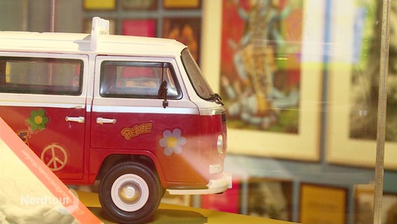 Ein verzierter Miniatur-Bus von Volkswagen. © Screenshot 