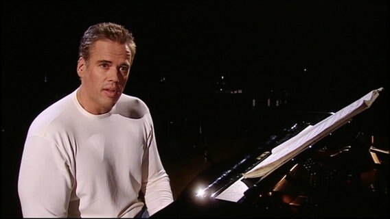 Der US-amerikanische Pianist Tzimon Barto am Flügel. © Screenshot 