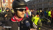 Jonas Weller gibt einer Interview. Er hilft ehrenamtlich als Fahrrad-Guard beim Ratzeburger Adventslauf. © Screenshot 