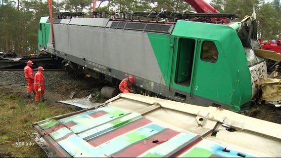 Bergungsarbeiten einer Lok nach dem Zugunfall in Leiferde. © Screenshot 