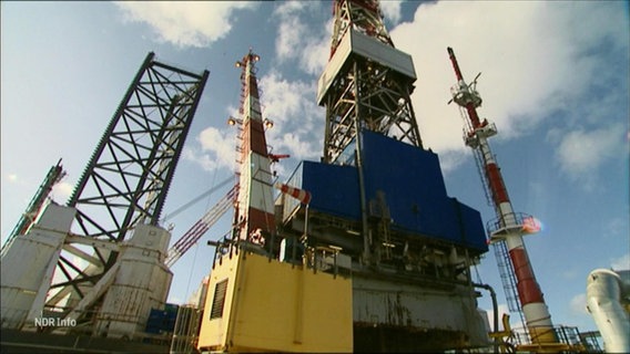 Ein Ölbohrturm auf See mit dazugehörigen Anlagen. © Screenshot 