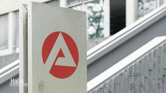 Ein Schild zeigt das Logo der Agentur für Arbeit © Screenshot 