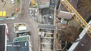 Drohnenblick der Baustelle des Kreuzungsbauwerk der U2 und U4. © Screenshot 