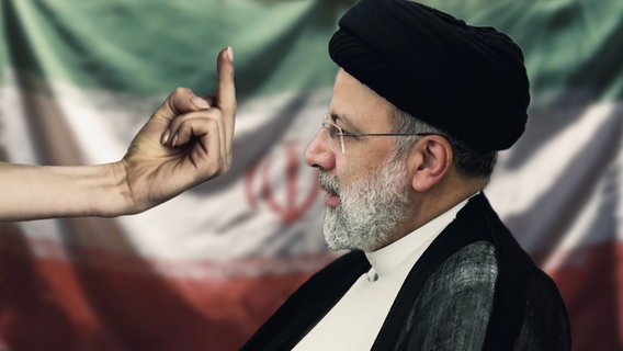 Der Präsident des Iran Ebrahim Raisi bekommt den Mittelfinger gezeigt. © NDR 