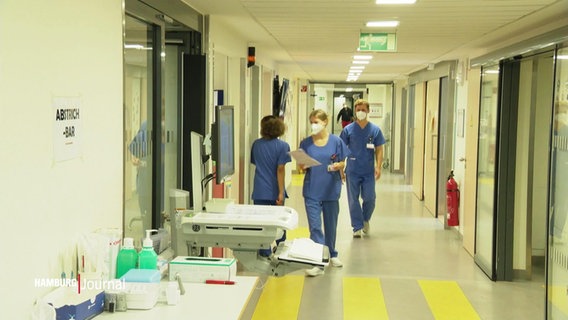 Drei Krankenpfleger laufen durch ein Krankenhaus. © Screenshot 
