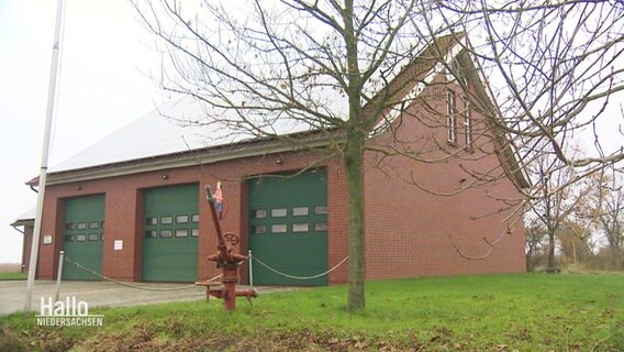 Ein Feuerwehrhaus und Umgebung. © Screenshot 