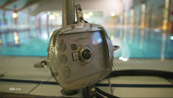 Eine Kamera ist am Rand eines Schwimmbeckens montiert. © Screenshot 
