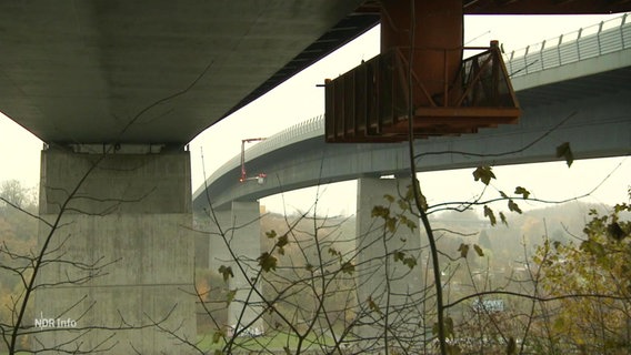 Ein Tragegestell für Inspekteure hängt an einer Brücke. © Screenshot 