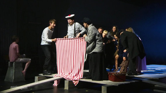 Szenen einer Theaterpremiere in Schwerin. © Screenshot 