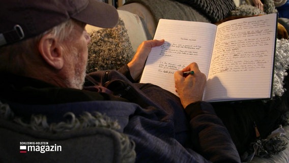 Ein Mann schreibt Notizen. © Screenshot 